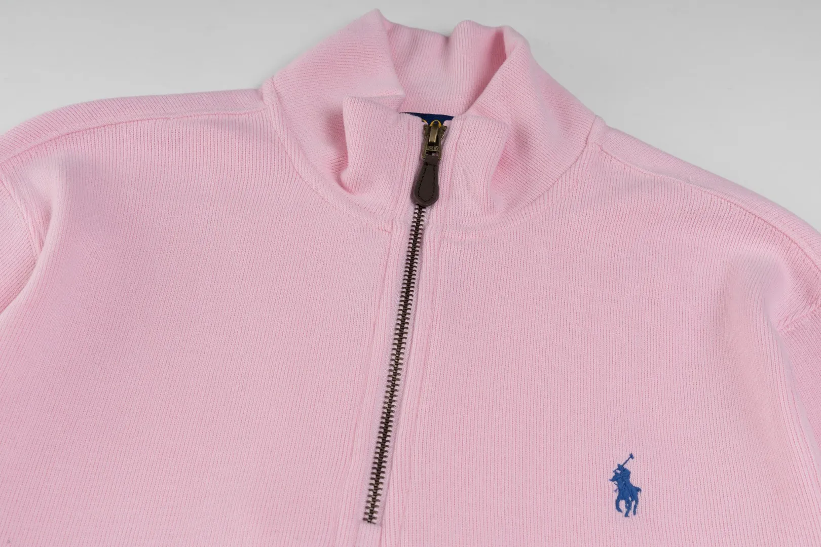 P230 #R97 Ralph lauren twelve-color embroidered pony logo half-zip high-neck long-sleeved knitted sweatshirt. The same style for men and women. The new half-zip sweatshirt for couples to wear in autumn is here! This kind of sweatshirt is really popular this year, even more popular than the hooded sweatshirt. Open the zipper and it can be used as a large lapel, which makes it more fashionable. The color of the classic design of the little war horse on the chest is matched with the embroidery. The simple zipper design echoes the brand logo, so you don’t need to match too much. The sweater version is loose enough! The fabric is custom-woven and dyed 100 cotton. 320g high gram weight 100% cotton knitted cotton with a certain thickness. The fabric is soft and comfortable, and the three-dimensional fabric is full of texture. The stitching is three needles and five threads, which is beautiful and strong. The pattern is also good. Although it is loose, it does not look bulky! - It is not a popular color scheme on the street. The color is pure and highly recommended. The upper body has a particularly high rate of turning heads. Loose style. Big drop shoulder OS style. Same style for men and women. Couple wear. Versatile and practical! Color: Gray, navy, khaki, green label, oatmeal brown label, apricot, black, army green, burgundy, pink, dark gray, light blue, white. Size: S M L XL Length: 70/72/74/76 Bust: 53.5/55.5/57.5/58.5 Shoulder width: 44/45/46/47 Sleeve length: 61/62/63/64